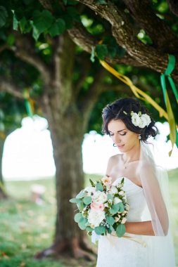 Makyaj ve saç modeli ile genç güzel gelin