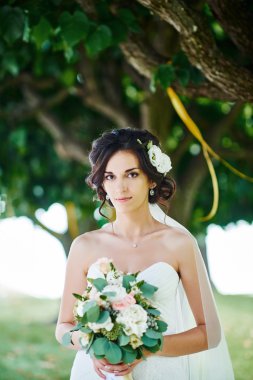 Makyaj ve saç modeli ile genç güzel gelin