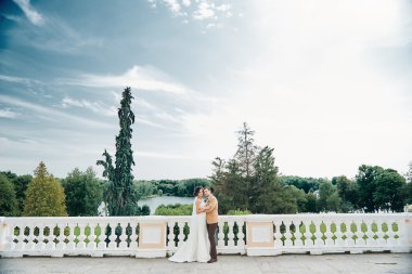 Romantik anlar dışında zevk genç Düğün çifti