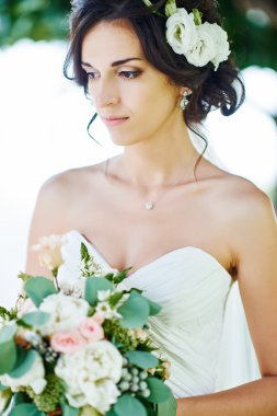 Makyaj ve saç modeli ile genç güzel gelin