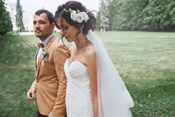 Romantik anlar dışında zevk genç Düğün çifti