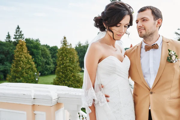 Romantik anlar dışında zevk genç Düğün çifti