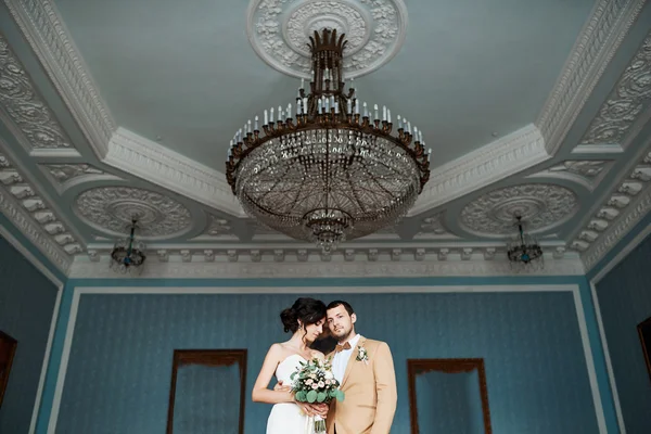 Feliz novia y novio en el interior del hotel. día de la boda Imagen De Stock