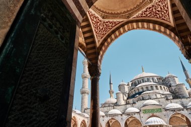 Süslü ahşap kapılar, Süleymaniye Camii, Istanbul, Türkiye.