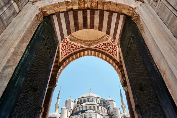 Puertas de madera adornadas de la mezquita Suleymaniye, Estambul, Turquía . Fotos De Stock