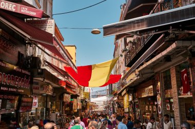 Istanbul, Türkiye - 28 Temmuz 2015: Eminönü ve kapalı çarşı olan turistler için popüler hedef