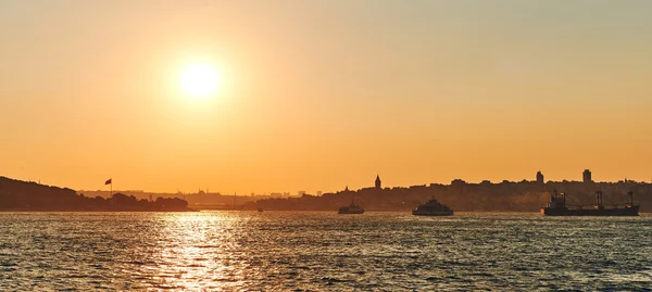 Bosphorus Bridge and Sunset. The city, ships on horizon — Stock Photo, Image