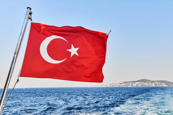 Turkse vlag zwaaien over de Middellandse Zee per boot — Stockfoto