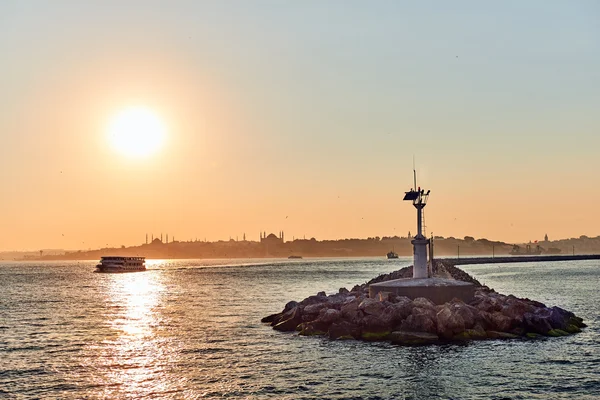 Während des Sonnenuntergangs Wellenbrecher, historische Halbinsel und Hagia Sofia, Istanbul — Stockfoto