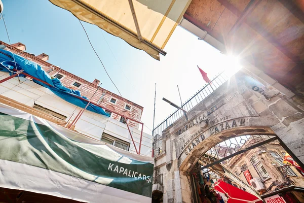 ISTANBUL, TURCHIA - 28 LUGLIO 2015: Eminonu e Grand Bazaar sono destinazioni popolari per i turisti — Foto Stock