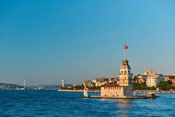 Maidens toren verlicht bij dageraad. Istanbul, Turkije — Stockfoto