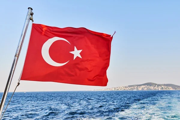 Bandera turca ondeando sobre el Mediterráneo en barco Imagen De Stock