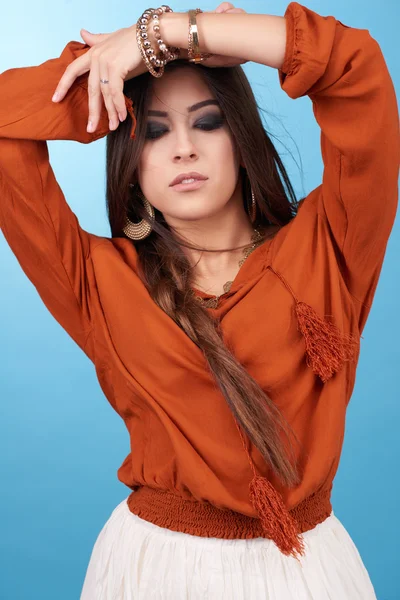 Retrato de belo glamour hipster jovem hippie mulher no estúdio . — Fotografia de Stock