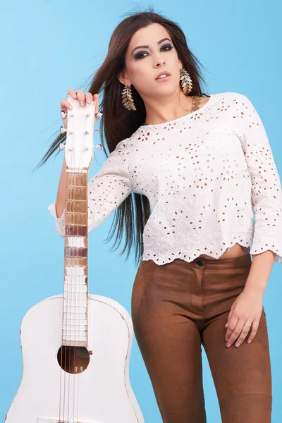 Retrato de belo glamour hipster jovem hippie mulher no estúdio . — Fotografia de Stock