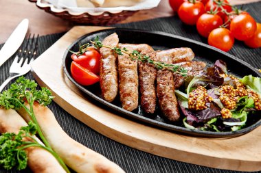 Sıcak bir Pan sebzeli Dana sosis