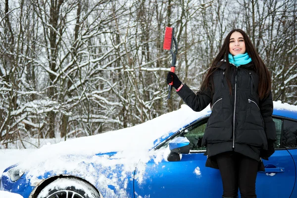 Güzel genç komik kadın onu arabadan kar kaldırma — Stok fotoğraf