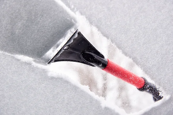 Raspando hielo de la ventana del coche —  Fotos de Stock