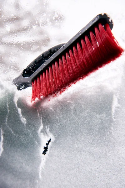 Ta bort snö med borste från bil vindrutan i vinterdag — Stockfoto