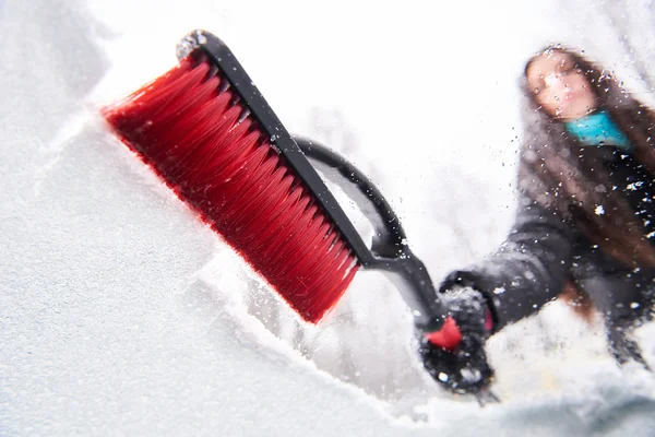 Remover a neve com escova do pára-brisas do carro no dia de inverno — Fotografia de Stock