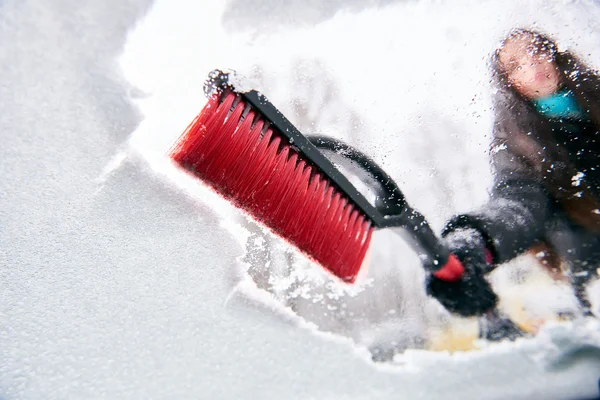 Remover a neve com escova do pára-brisas do carro no dia de inverno — Fotografia de Stock