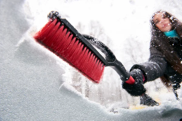 Ta bort snö med borste från bil vindrutan i vinterdag — Stockfoto