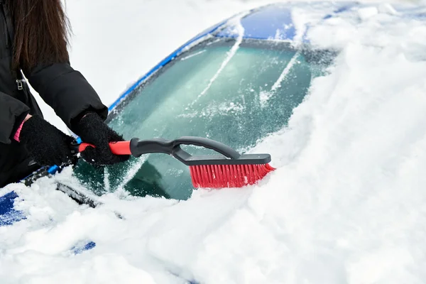 Kar fırça ile kış günde araba cam kaldırma — Stok fotoğraf