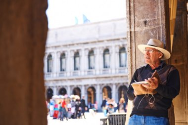 Venice, İtalya - 17 Mayıs 2014: San Marco adlı bir ressam çizim