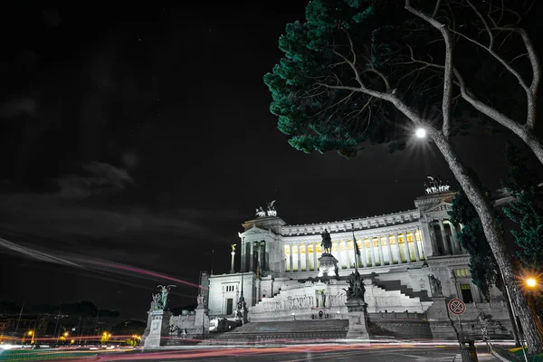 Monumento al Emmanuel II y la Altare della Patria en una noche de verano cerca de un árbol en Roma, Italia — Foto de Stock