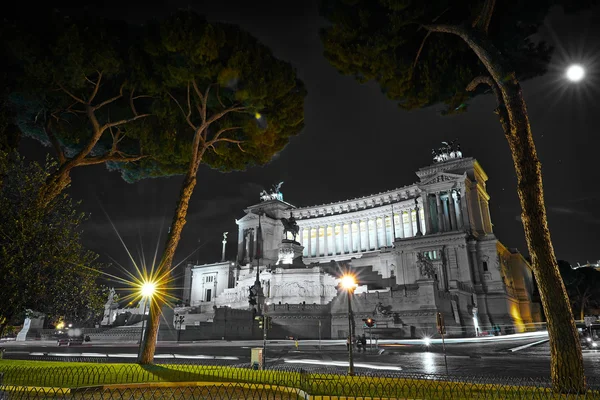 Emmanuel Ii の記念碑、ローマ、イタリアでの木の近くの夏の夜に、アルターレ ・ デッラ ・ パートリア — ストック写真