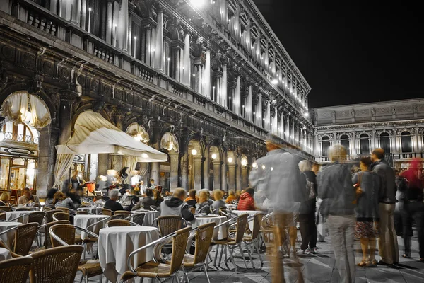 Musiker spielen in der Nacht auf dem Markusplatz in Venedig. — Stockfoto