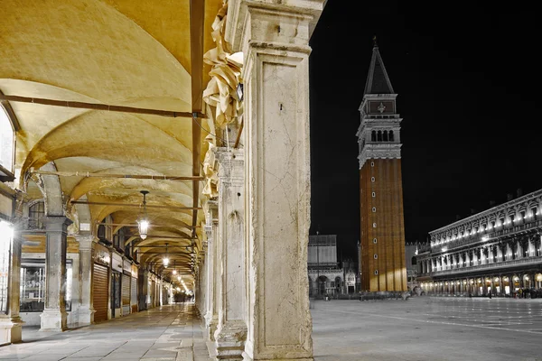 Luci notturne a Venezia in Piazza San Marco — Foto Stock