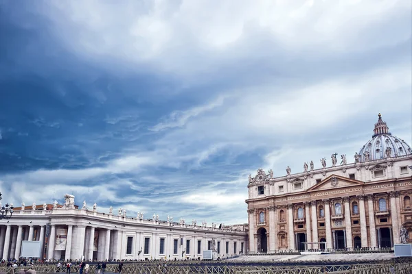 St Peters Bazilikası Roma'daki Vatikan üzerinde kara bulutlar