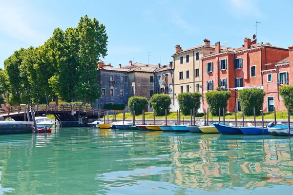 Case colorate e barche nella giornata di sole, Venezia, Italia . — Foto Stock