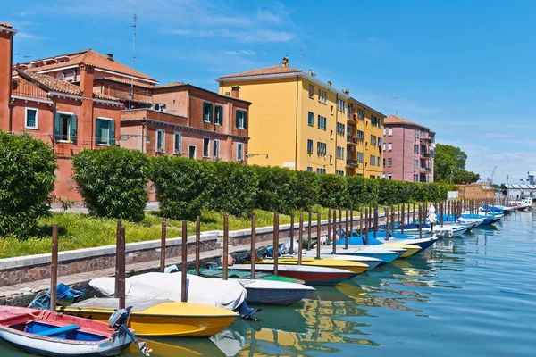 Case colorate e barche nella giornata di sole, Venezia, Italia . — Foto Stock