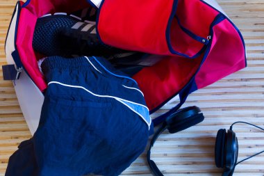 Jogging, egzersiz, spor salonu konsept toplama fitness aksesuarları, spor çanta, spor ayakkabı. Spor arka plan. Üstten Görünüm. egzersiz planı, düzeni, metin için yer