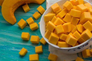 taze kabak ahşap arka planda, gıda parçalar halinde kesilmiş