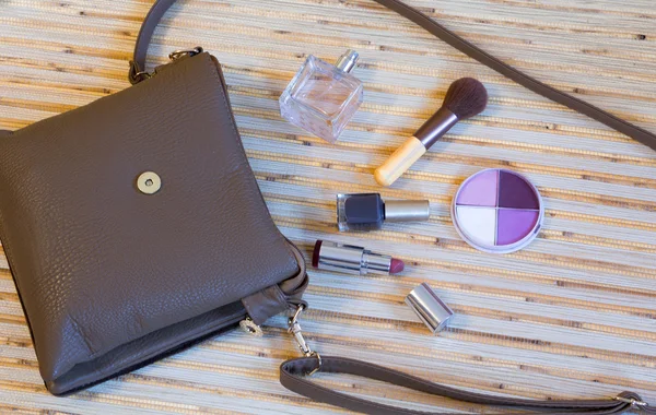 Кожаная сумка с женской косметикой — стоковое фото