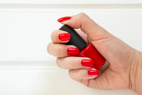Nő alkalmazása piros körömlakk manikűr. Női kézi — Stock Fotó