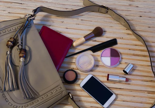 Кожаная сумка с женской косметикой — стоковое фото