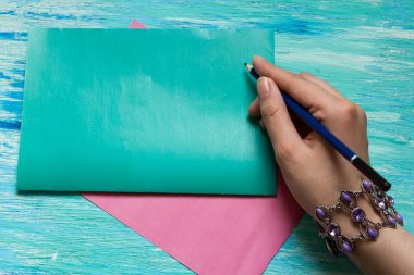 Temel moda kadın nesneleri üzerinde ahşap turkuaz arka plan kadın aksesuarları: m-cüzdan bilezik küpe kemer, doğum günü, moda blog, mockup, Not, not defteri, metin ekleme