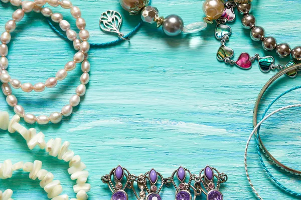 Temel moda kadın nesneleri üzerinde ahşap turkuaz arka plan kadın aksesuarları: m-cüzdan bilezik küpe kemer, doğum günü, moda blog, mockup, Not, not defteri, metin ekleme