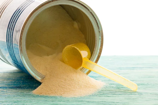 Bebek tek kullanımlık çocuk bezi turkuaz arka plan ağaç üzerinde bebek bakım için öğeleri için aksesuar seti. Bez Bebek bezi, bir Bebek Bakımı üst yatıyordu. güvenli bebek kulak sopa