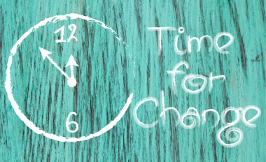 değiştirmek için zaman beyaz boyalı saat ilham verici kartpostallar, iş fikirleri, duyurular, bir kadın el defteri güzel el yazısı ile not için yazı tırnak. ahşap arka plan