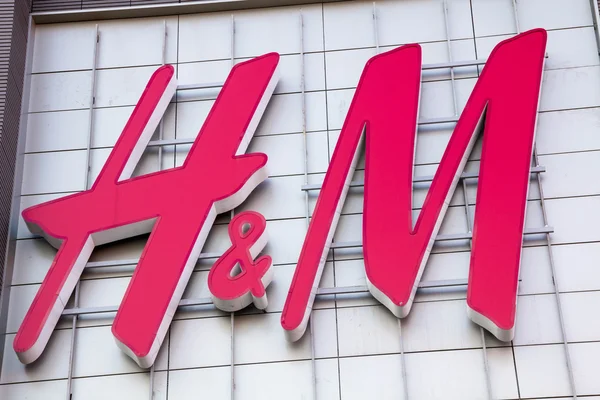 Moscou, Rússia - 15 de abril de 2016: logotipo da HM no prédio do centro comercial — Fotografia de Stock