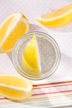 tazelik kavramı, ev yapımı limonata yaz Detoks içecek limon kavanozların içinde. Taze su, ferahlık içki