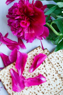Hamursuz ekmek veya matzah geleneksel haftalık Fısıh Bayramı tatil sırasında Yahudiler tarafından yenir ekmektir