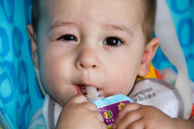 sandalye ve yemek yiyecek bir tüp başına çocuk oturuyor mutlu bebek çocuk paket tutuyordu meyve püresi, kaybetmek-up, mutfakta, besleme başlangıç 