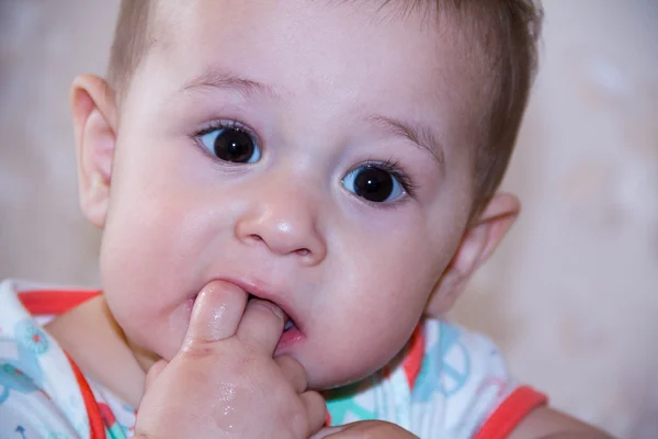 아기 입과 행복 한 표정에서 손가락으로 재생합니다. 크롤링 미소의 초상화입니다. 젖 니가 남 유아 재생입니다. 집에서 신생아 아이입니다. 그의 이빨을 긁. — 스톡 사진