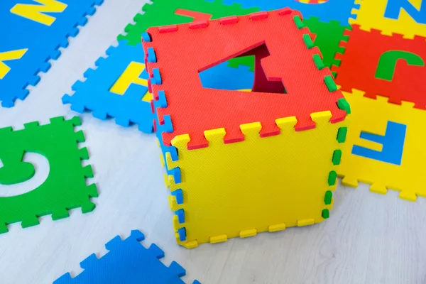 Puzzles pour enfants avec lettres sur fond de bois gris, concept d'éducation scolaire , — Photo