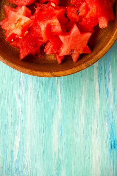 Gezonde watermeloen smoothie op een houten achtergrond en segmenten. Watermeloen segment ijslollys op een vintage blauwe rustieke houten achtergrond. lekker frisse zomer fruit zoete dessert. Stelletje gesneden watermeloenen. — Stockfoto